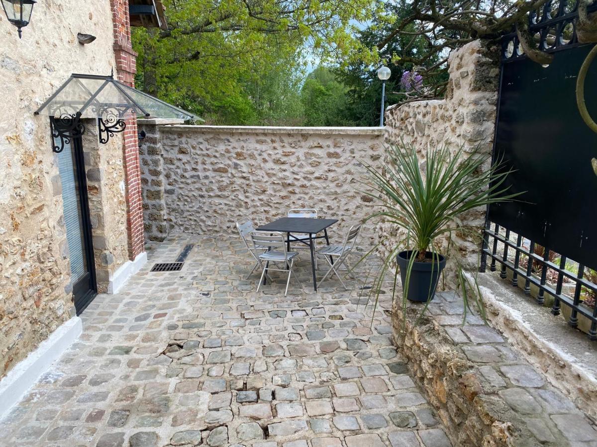 Studio Duplex Avec Spa Et Cour Privee Bonnelles Exterior foto